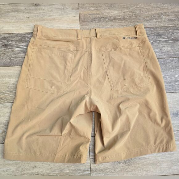 Columbia shorts size 36 quick dry material 10" Length tan colored - Picture 9 of 10